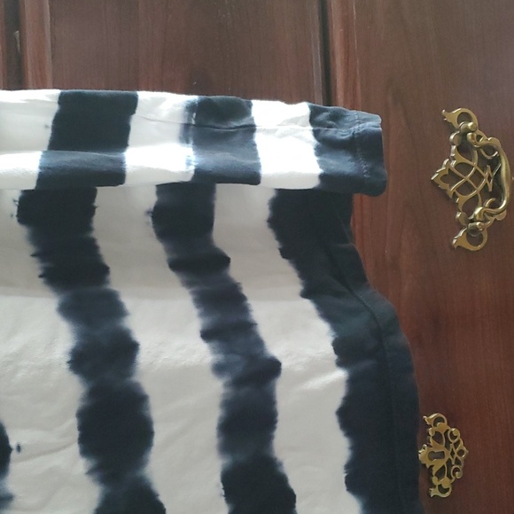 EUC GUESS TSHIRT - Picture 4 of 4